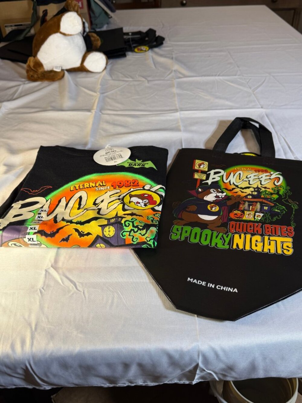 Buc-ee's 2026 Halloween Tshirt Large w/glow accents & Trick or treat bag! NWT! - Picture 2 of 6